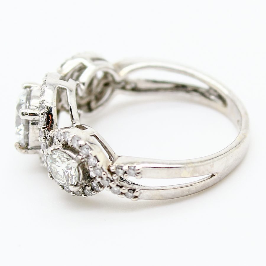 Trilogy ring in white gold and diamonds