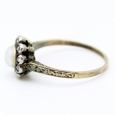 Anello Vittoriano a forma di margherita in oro giallo argento perla e diamanti