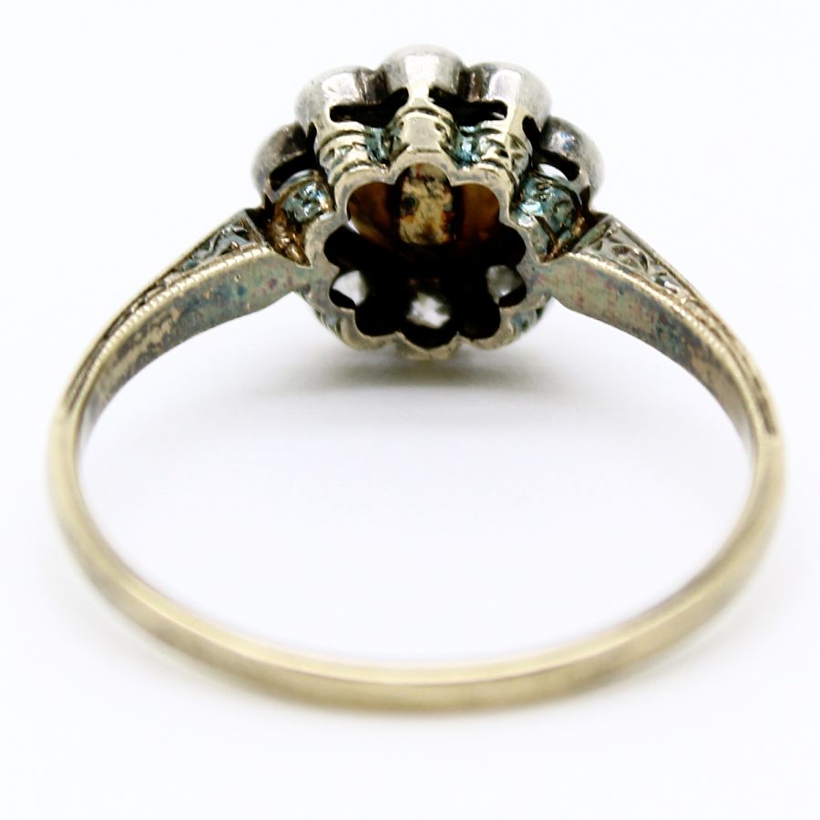 Anello Vittoriano a forma di margherita in oro giallo argento perla e diamanti