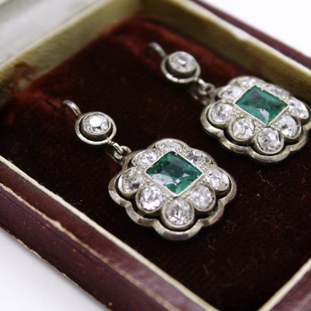 Orecchini pendenti del 1920 in oro bianco smeraldi e diamanti taglio antico