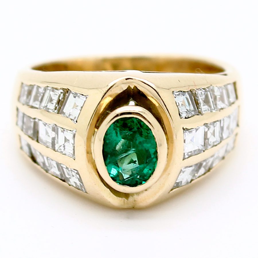 Anello a fascia anni '80 con smeraldo centrale e diamanti taglio baguette