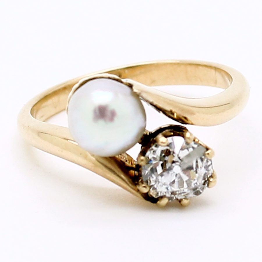 Anello contrariè del XIX secolo in oro, perla naturale e diamante