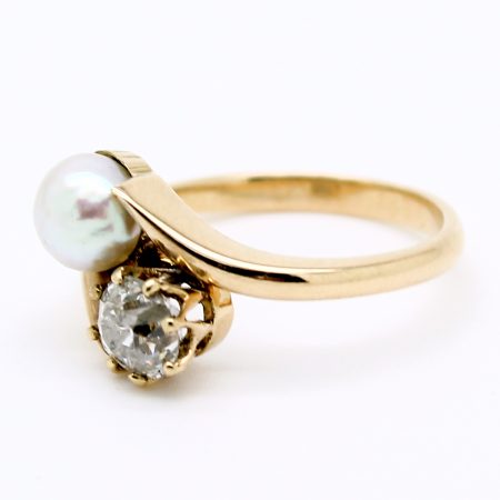 Anello contrariè del XIX secolo in oro, perla naturale e diamante